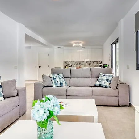 Modern With Elevator, Patio Kitchen, Loro Parque View & Heated Pool Appartement *