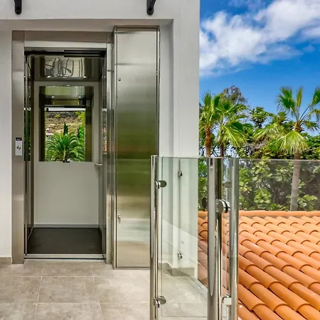Modern With Elevator, Patio Kitchen, Loro Parque View & Heated Pool Appartement *