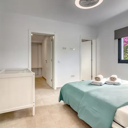 Modern With Elevator, Patio Kitchen, Loro Parque View & Heated Pool Apartment