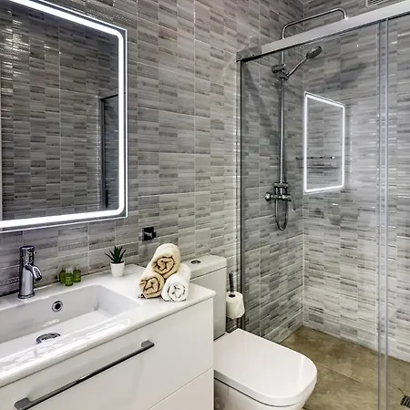 Modern With Elevator, Patio Kitchen, Loro Parque View & Heated Pool Appartement