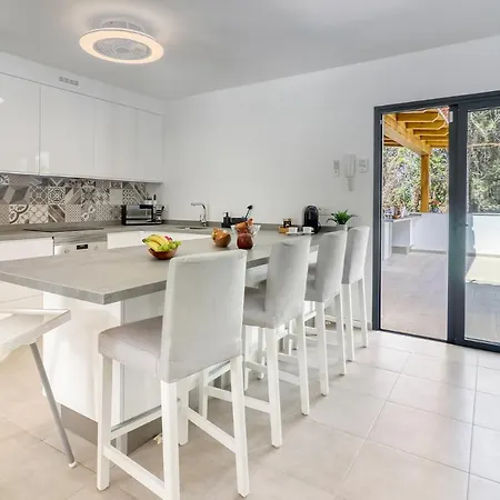 Apartment Modern With Elevator, Patio Kitchen, Loro Parque View & Heated Pool *
