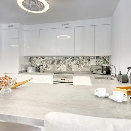 Modern With Elevator, Patio Kitchen, Loro Parque View & Heated Pool Appartement *