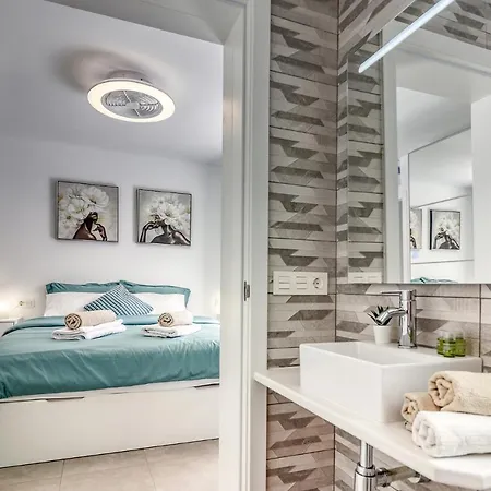 Modern With Elevator, Patio Kitchen, Loro Parque View & Heated Pool Appartement